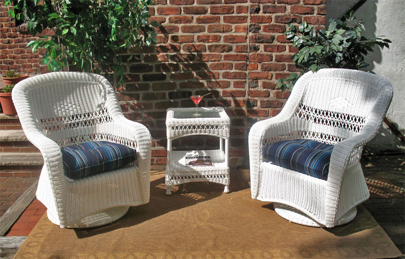 Bel Aire Resin Wicker Swivel Glider Chat Set (Square Table) 
