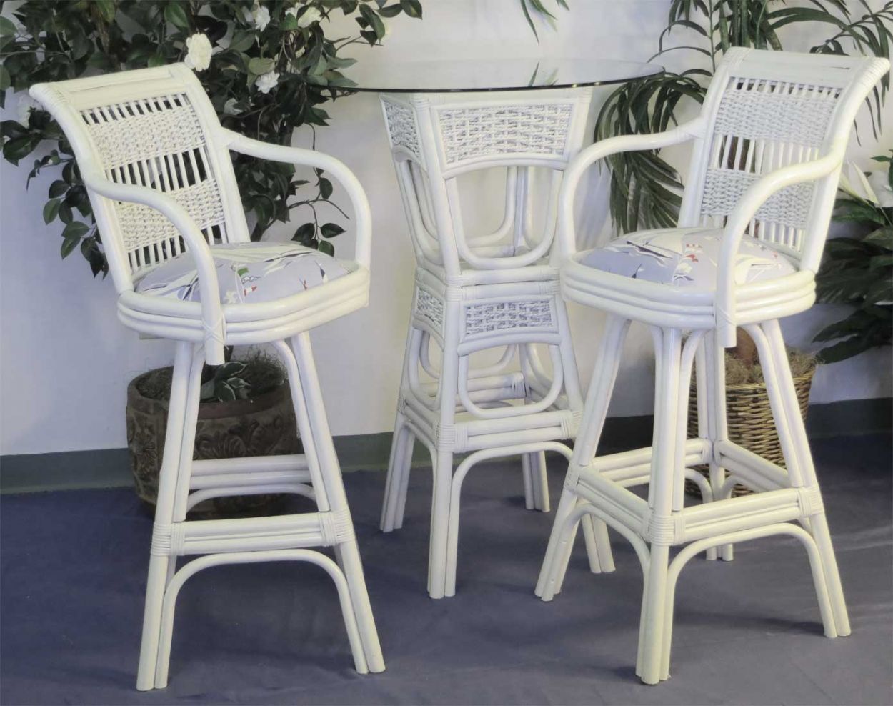 White wicker bar 2025