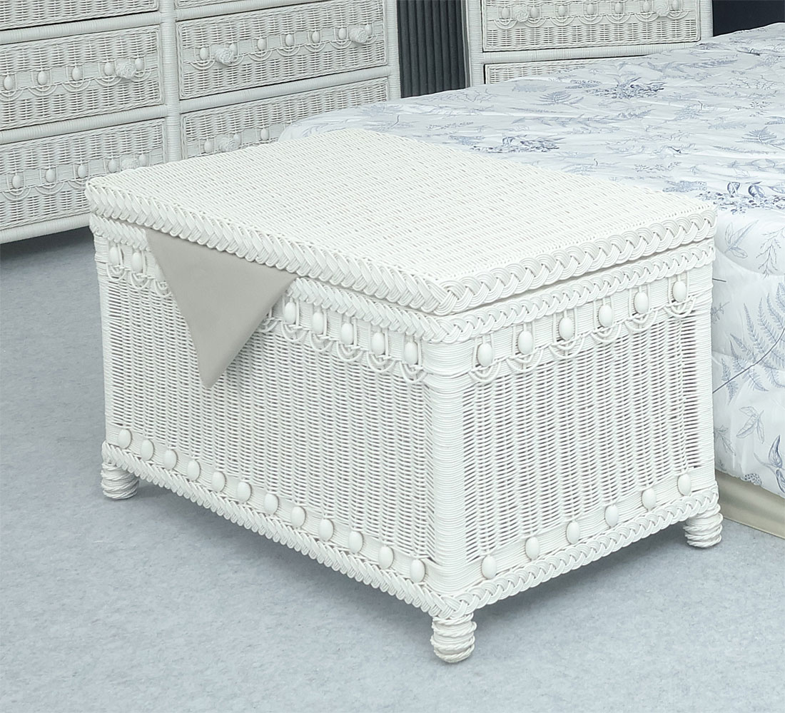 Wicker Trunk Victorian White Woodlined